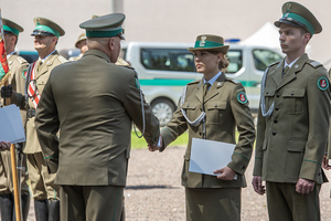 Płk SG Dariusz Lutyński wręcza akty mianowania na wyższe stopnie służbowe. Płk SG Dariusz Lutyński wręcza akty mianowania na wyższe stopnie służbowe.