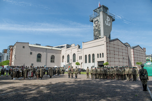 Na placu stoją funkcjonariusze SG, w tle budynek Muzeum Powstania Warszawskiego. Na placu stoją funkcjonariusze SG, w tle budynek Muzeum Powstania Warszawskiego.