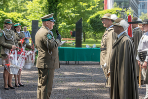 Płk SG Dariusz Lutyńki składa podziękowania ppłk. SG Leszkowi Mieczkowskiemu za występ Orkiestry Reprezentacyjnej Straż Granicznej. Płk SG Dariusz Lutyńki składa podziękowania ppłk. SG Leszkowi Mieczkowskiemu za występ Orkiestry Reprezentacyjnej Straż Granicznej.