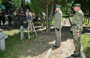 Funkcjonariusze oddają honor przed grobem Stefana Galińskiego. Funkcjonariusze oddają honor przed grobem Stefana Galińskiego.