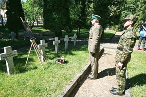 Funkcjonariusze oddają honor przed grobem Antoniego Łobody. Funkcjonariusze oddają honor przed grobem Antoniego Łobody.