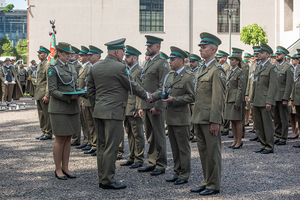 Komendant Oddziału wręcza odznaczenia. Komendant Oddziału wręcza odznaczenia.