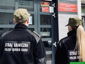 Funkcjonariusze stoją przed Urzędem Wojewódzkim w Łodzi. Funkcjonariusze stoją przed Urzędem Wojewódzkim w Łodzi.
