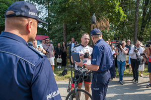 Kolarz odbiera gratulacje. Kolarz odbiera gratulacje.