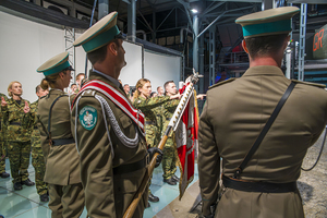 Widok z tyłu na Poczet Sztandarowy NwOSG podczas ceremonii ślubowania Widok z tyłu na Poczet Sztandarowy NwOSG podczas ceremonii ślubowania