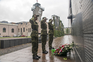 Nowi funkcjonariusze oddający honor pod pamiątkową tablicą Muru Pamięci Muzeum Powstania Warszawskiego Nowi funkcjonariusze oddający honor pod pamiątkową tablicą Muru Pamięci Muzeum Powstania Warszawskiego