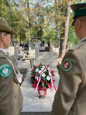 Widok na grób, po bokach widoczne naszywki na rękawach mundurów. Widok na grób, po bokach widoczne naszywki na rękawach mundurów.