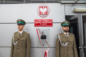 Asysta funkcjonariuszy Placówki Straży Granicznej w Łodzi przy pamiątkowej tablicy ku czci gen. bryg. Józefa Adama Pecki Asysta funkcjonariuszy Placówki Straży Granicznej w Łodzi przy pamiątkowej tablicy ku czci gen. bryg. Józefa Adama Pecki