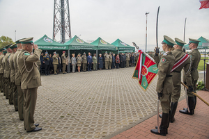 Na pierwszym planie funkcjonariusze Straży Granicznej oraz Poczet Sztandarowy NwOSG w tle zaproszeni goście podczas odegrania Hymnu Państwowego Na pierwszym planie funkcjonariusze Straży Granicznej oraz Poczet Sztandarowy NwOSG w tle zaproszeni goście podczas odegrania Hymnu Państwowego