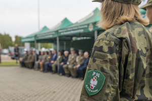 Zbliżenie na rękaw z emblematem patronackiej szkoły NwOSG Zbliżenie na rękaw z emblematem patronackiej szkoły NwOSG