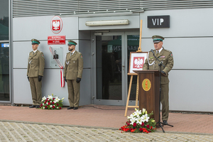 Komendant NwOSG płk SG Dariusz Lutyński podczas wystąpienia na tle asysty funkcjonariuszy przy tablicy pamiątkowej Komendant NwOSG płk SG Dariusz Lutyński podczas wystąpienia na tle asysty funkcjonariuszy przy tablicy pamiątkowej