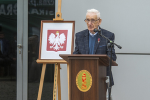 Pan Janusz Lange Prezes Stowarzyszenia "Rodzina Katyńska " w Łodzi podczas wystąpienia Pan Janusz Lange Prezes Stowarzyszenia &quot;Rodzina Katyńska &quot; w Łodzi podczas wystąpienia