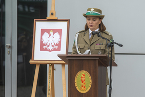 Naczelnik Wydziału Kadr i Szkolenia NwOSG ppłk SG Justyna Olichwierczuk podczas odczytywania Aktu nadania imienia Placówce Straży Granicznej w Łodzi Naczelnik Wydziału Kadr i Szkolenia NwOSG ppłk SG Justyna Olichwierczuk podczas odczytywania Aktu nadania imienia Placówce Straży Granicznej w Łodzi