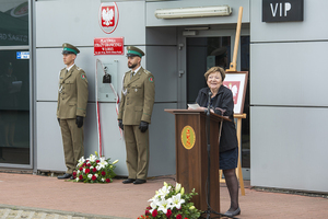 Wnuczka gen. bryg. Józefa Adama Pecki Pani Joanna Sybińska podczas wystąpienia Wnuczka gen. bryg. Józefa Adama Pecki Pani Joanna Sybińska podczas wystąpienia