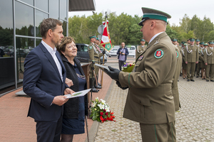 Komendant NwOSG płk SG Dariusz Lutyński składa podziękowania Pani Joannie Sybińskiej Komendant NwOSG płk SG Dariusz Lutyński składa podziękowania Pani Joannie Sybińskiej