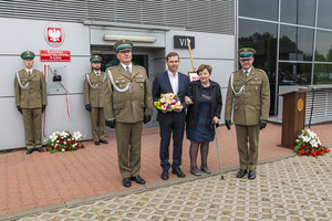 Wnuczka Generała Pecki Pani Joanna Sybińska w towarzystwie syna oraz komendantów - NwOSG i Placówki SG w Łodzi Wnuczka Generała Pecki Pani Joanna Sybińska w towarzystwie syna oraz komendantów - NwOSG i Placówki SG w Łodzi