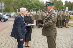 Komendanta NwOSG wręcza Medal Pamiątkowy za Zasługi dla Nadwiślańskiego Oddziału Straży Granicznej Prezesowi Stowarzyszenia "Rodzina Katyńska" Panu Januszowi Lange Komendanta NwOSG wręcza Medal Pamiątkowy za Zasługi dla Nadwiślańskiego Oddziału Straży Granicznej Prezesowi Stowarzyszenia &quot;Rodzina Katyńska&quot; Panu Januszowi Lange