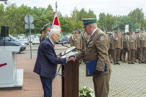 Pan Janusz Lange wręcza płk. SG Dariuszowi Lutyńskiemu Medal Pamiątkowy Stowarzyszenia "Rodzina Katyńska " w Łodzi Pan Janusz Lange wręcza płk. SG Dariuszowi Lutyńskiemu Medal Pamiątkowy Stowarzyszenia &quot;Rodzina Katyńska &quot; w Łodzi