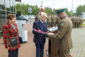 Pan Janusz Lange wraz z małżonką Kazimierą Lange wręczają Medal Pamiątkowy Stowarzyszenia "Rodzina Katyńska " w Łodzi Komendantowi Placówki Straży Granicznej w Łodzi ppłk. SG Rafałowi Grzejszczakowi Pan Janusz Lange wraz z małżonką Kazimierą Lange wręczają Medal Pamiątkowy Stowarzyszenia &quot;Rodzina Katyńska &quot; w Łodzi Komendantowi Placówki Straży Granicznej w Łodzi ppłk. SG Rafałowi Grzejszczakowi