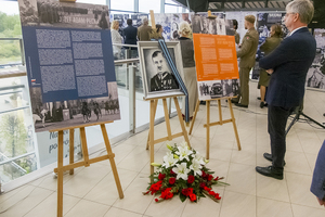 Uczestnicy uroczystości zwiedzający wystawę przygotwaną ku czci gen. bryg. Józefa Adama Pecki Uczestnicy uroczystości zwiedzający wystawę przygotwaną ku czci gen. bryg. Józefa Adama Pecki