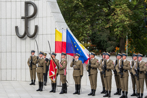 Żołnierze Pułku reprezentacyjnego prezentują broń podczas hymnu. Żołnierze Pułku reprezentacyjnego prezentują broń podczas hymnu.