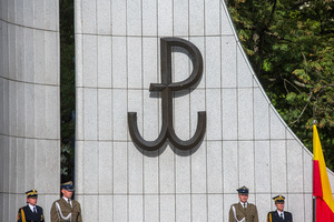 Symbol Polski Walczącej na pomniku. Symbol Polski Walczącej na pomniku.