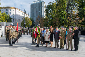 Delegacja kombatantów składa wieniec pod pomnikiem. Delegacja kombatantów składa wieniec pod pomnikiem.