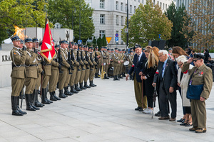 Delegacja kombatantów składa wieniec pod pomnikiem. Delegacja kombatantów składa wieniec pod pomnikiem.