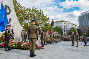 Delegacja Nadwiślańskiego Oddziału Straży Granicznej oddaje honor przed pomnikiem. Delegacja Nadwiślańskiego Oddziału Straży Granicznej oddaje honor przed pomnikiem.