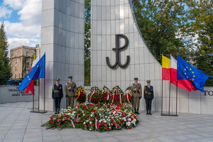 Wieńce i posterunek honorowy przed pomnikiem po zakończeniu uroczystości. Wieńce i posterunek honorowy przed pomnikiem po zakończeniu uroczystości.