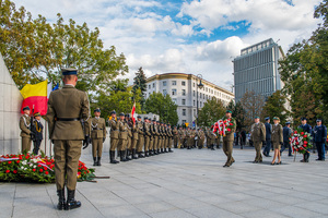 Delegacja Nadwiślańskiego Oddziału Straży Granicznej podchodzi do pomnika. Po lewej stronie stoi Kompania Reprezentacyjna. Delegacja Nadwiślańskiego Oddziału Straży Granicznej podchodzi do pomnika. Po lewej stronie stoi Kompania Reprezentacyjna.