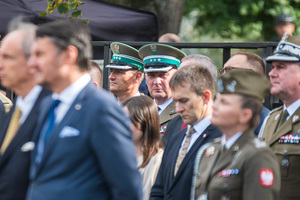 Płk. SG Dariusz Lutyński stoi wśród uczestników uroczystości. Płk. SG Dariusz Lutyński stoi wśród uczestników uroczystości.