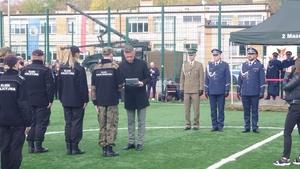 Zastępca Komendanta PSG Warszawa-Modlin wraz z dyrektorem szkoły Michałem Wojtusikiem oraz przedstawicielami Policji i Wojska wręcza certyfikaty i dyplomy uczniom szkoły. Zastępca Komendanta PSG Warszawa-Modlin wraz z dyrektorem szkoły Michałem Wojtusikiem oraz przedstawicielami Policji i Wojska wręcza certyfikaty i dyplomy uczniom szkoły.