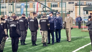 Zastępca Komendanta PSG Warszawa-Modlin wraz z dyrektorem szkoły Michałem Wojtusikiem oraz przedstawicielami Policji i Wojska wręcza certyfikaty i dyplomy uczniom szkoły. Zastępca Komendanta PSG Warszawa-Modlin wraz z dyrektorem szkoły Michałem Wojtusikiem oraz przedstawicielami Policji i Wojska wręcza certyfikaty i dyplomy uczniom szkoły.