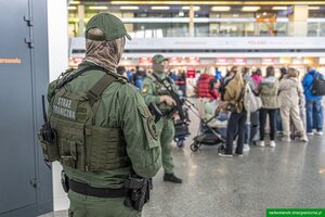 Funkcjonariusze Grupy Interwencji Specjalnych patrolują z bronią terminal lotniska. Funkcjonariusze Grupy Interwencji Specjalnych patrolują z bronią terminal lotniska.