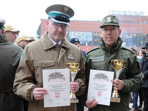 Ppłk SG Rafał Grzejszczak i st. chor. szt. SG Sławomir Mińkowski prezentują dyplomy. Ppłk SG Rafał Grzejszczak i st. chor. szt. SG Sławomir Mińkowski prezentują dyplomy.