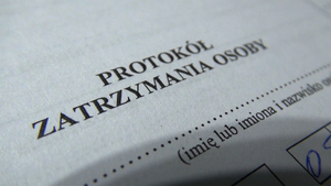 Napis na dokumencie - protokół zatrzymania osoby. Napis na dokumencie - protokół zatrzymania osoby.