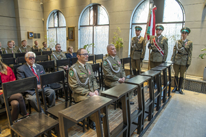 Komendanci oraz zaproszeni goście siedzą w ławach. Po prawej stronie stoi Poczet Sztandarowy. Komendanci oraz zaproszeni goście siedzą w ławach. Po prawej stronie stoi Poczet Sztandarowy.