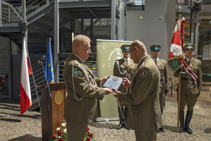 Pułkownik SG Dariusz Lutyński wręcza pamiątkową deskę ppłk. SG Rafałowi Grzejszczakowi. Pułkownik SG Dariusz Lutyński wręcza pamiątkową deskę ppłk. SG Rafałowi Grzejszczakowi.