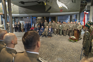 Przy mównicy przemawia ppłk SG Rafał Grzejszczak. Przy mównicy przemawia ppłk SG Rafał Grzejszczak.