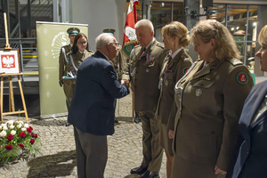 Pan Janusz Maksymowicz wręcza medal Komendantowi Oddziału. Pan Janusz Maksymowicz wręcza medal Komendantowi Oddziału.