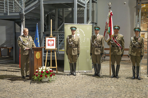 Po lewej stronie przy mównicy stoi Komendant, po prawej Poczet Sztandarowy oraz dowódca uroczystości. Po lewej stronie przy mównicy stoi Komendant, po prawej Poczet Sztandarowy oraz dowódca uroczystości.