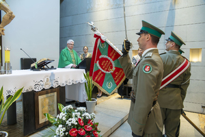 Poczet Sztandarowy oddaje honor przed ołtarzem. Poczet Sztandarowy oddaje honor przed ołtarzem.