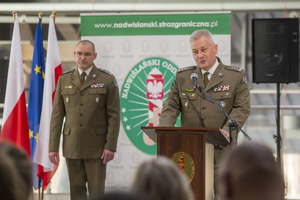 Komendant NwOSG podczas wystąpienia. W tle stojący ppłk SG Rafał Grzejszczak. Komendant NwOSG podczas wystąpienia. W tle stojący ppłk SG Rafał Grzejszczak.