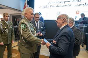 Pan Janusz Maksymowicz wręcza statuetkę Komendantowi Nadwiślańskiego Oddziału Straży Granicznej. Pan Janusz Maksymowicz wręcza statuetkę Komendantowi Nadwiślańskiego Oddziału Straży Granicznej.