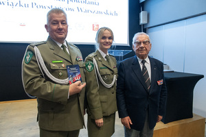 Pamiątkowe zdjęcie delegacji Nadwiślańskiego Oddziału Straży Granicznej z Panem Januszem Maksymowiczem. Pamiątkowe zdjęcie delegacji Nadwiślańskiego Oddziału Straży Granicznej z Panem Januszem Maksymowiczem.