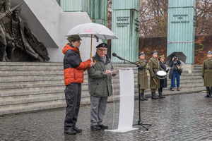 Przed pomnikiem Powstania Warszawskiego przemawia Pan Janusz Maksymowicz. Przed pomnikiem Powstania Warszawskiego przemawia Pan Janusz Maksymowicz.