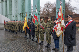 Poczty sztandarowe oraz kompania honorowa stoją na Placu Krasińskich. Poczty sztandarowe oraz kompania honorowa stoją na Placu Krasińskich.