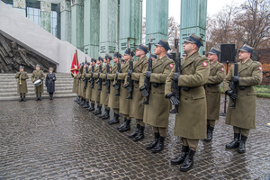 Kompania honorowa prezentuje broń. Kompania honorowa prezentuje broń.