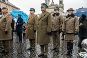 Delegacja Straży Granicznej stoi na placu W tle widoczna katedra Wojska Polskiego. Delegacja Straży Granicznej stoi na placu W tle widoczna katedra Wojska Polskiego.